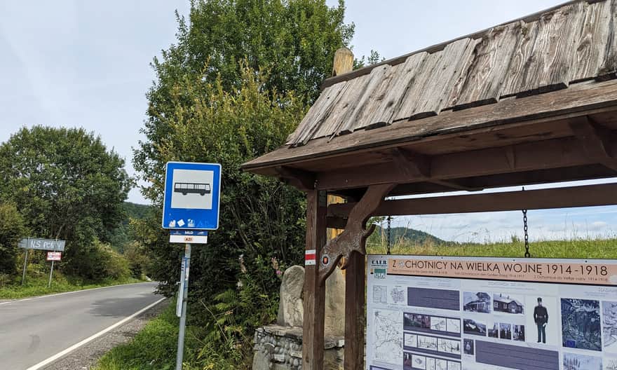 Przełęcz Knurowska - przystanek i tablica informacyjna