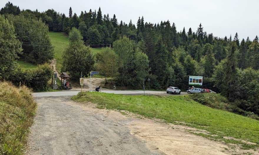 Przełęcz Knurowska - parking w zatoczce