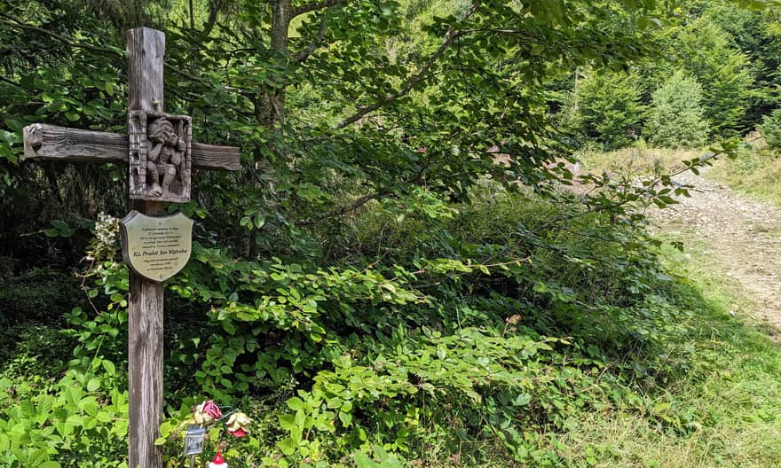Czerwony szlak Przełęcz Knurowska - Turbacz. Krzyż upamiętniający śmierć księdza z Piwnicznej-Zdroju.