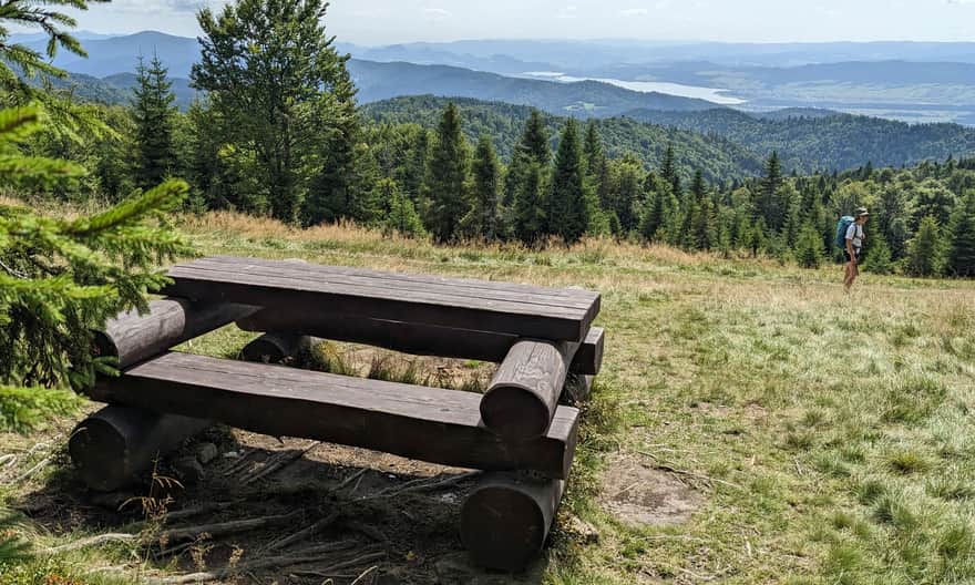 Czerwony szlak Przełęcz Knurowska - Turbacz. Widok z Polany Zielenica na Pasmo Lubania, Jezioro Czorsztyńskie i Pieniny