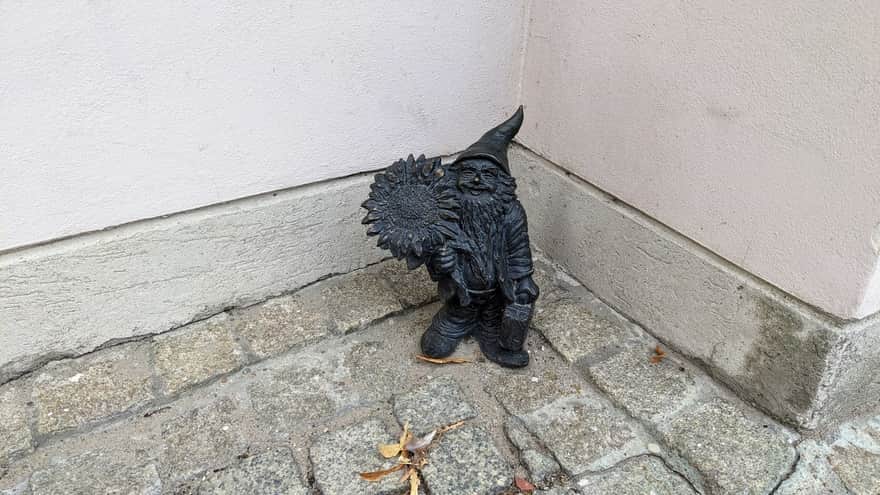 Wrocławski krasnal na placu przy Urzędzie Miasta w Poznaniu