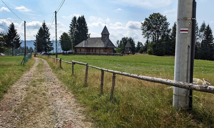 Kościół na osiedlu Stecówka przy czerwonym szlaku Kubalonka-Barania Góra