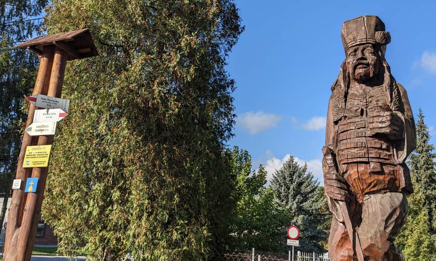 Czerwony szlak Węgierska Górka - Słowianka. Aleja Zbójników w Węgierskiej Górce