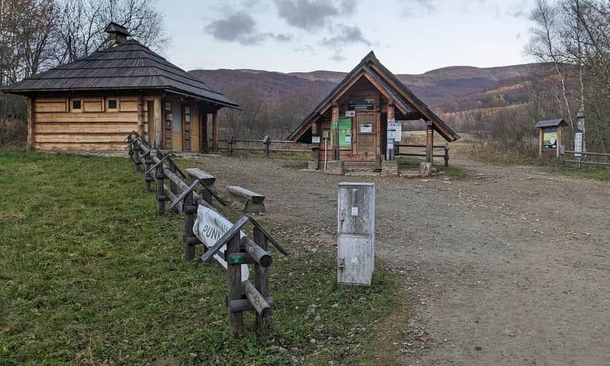Początek szlaku na Tarnicę w Wołosatem - punkt kasowy BdPN