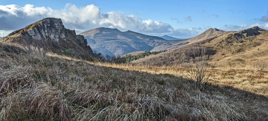 Widok na Tarnicę, Połoninę Caryńską i Krzemień jesienią