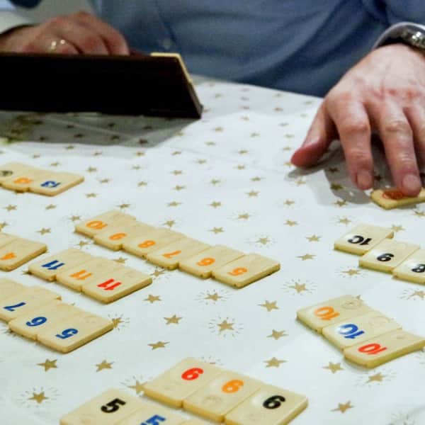 Rummikub - połączenie rywalizacji i zabawy dla małych oraz dużych