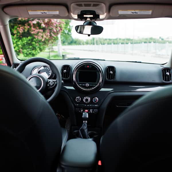 Małe auto dla rodziny - jakie będzie najbezpieczniejsze, jeśli w środku jedzie maluch?
