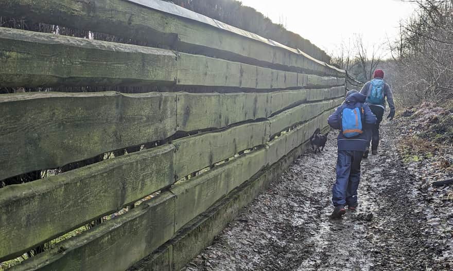 Początek "terenowego odcinka" czerwonego szlaku do lipki w Myślenicach