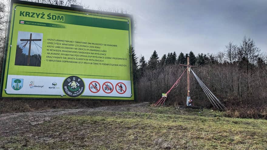 Krzyż ŚDM przy czerwonym szlaku z Myślenic