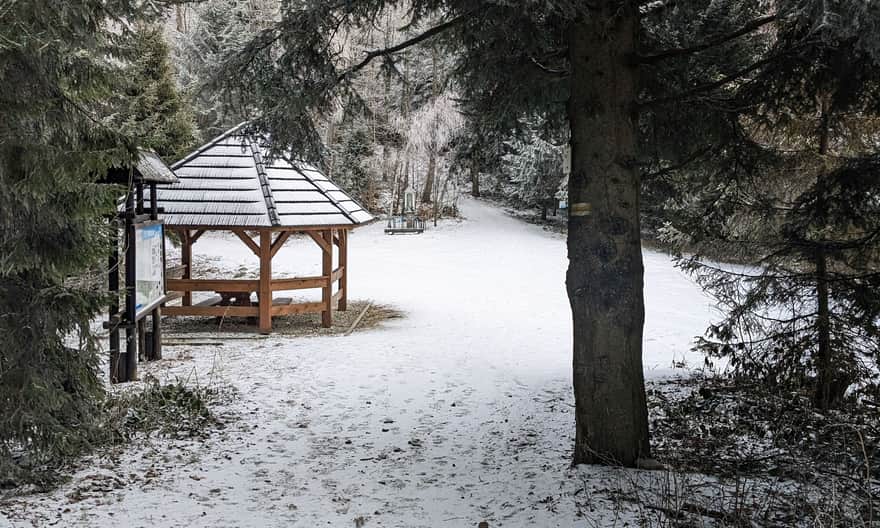 Przełęcz pod Małym Krzysztonowem - nowa altanka