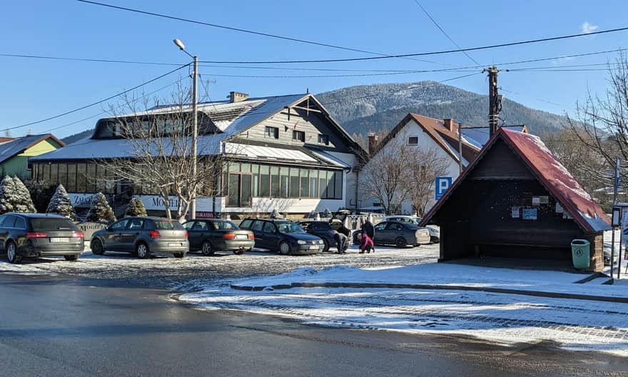 Parking w centrum Jurkowa, tuż przy niebieskim szlaku