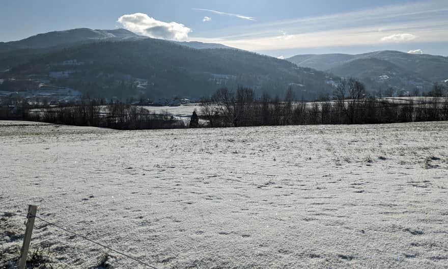 Mogielica widoczna z początkowego odcina niebieskiego szlaku z Jurkowa na Ćwilin.