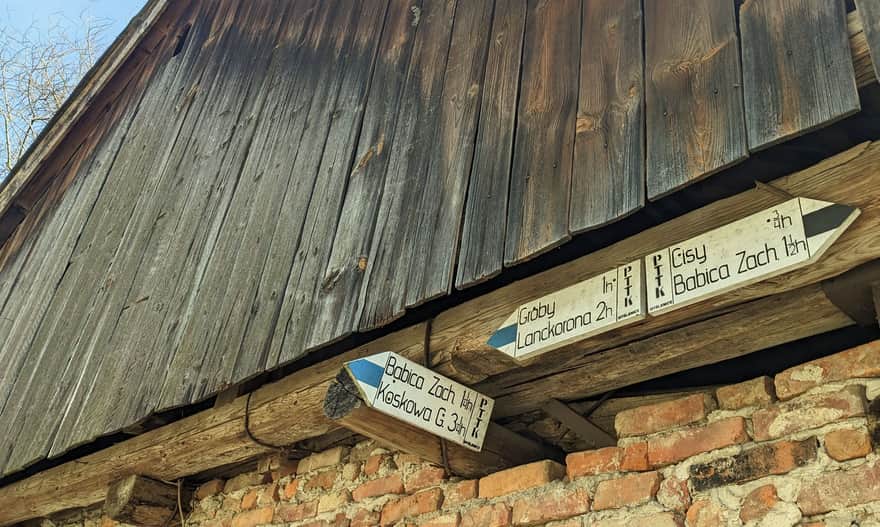 Szlak z Przełęczy Sanguszki na Babicę. Skrzyżowanie szlaków w osiedlu Ruskówka.