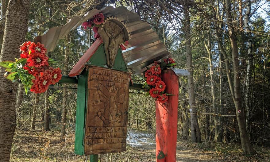Krowia Góra. Kapliczka przy niebieskim szlaku.