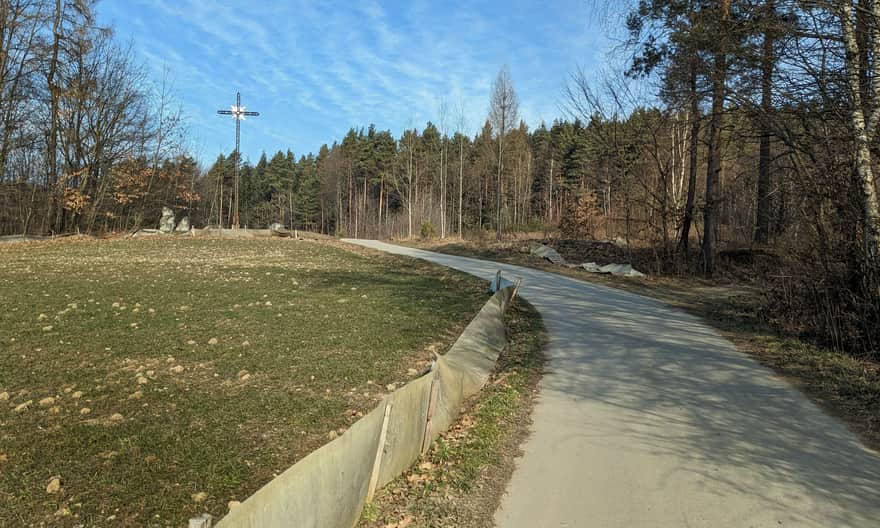 Krzyż Konfederatów przy niebieskim szlaku Przełęcz Sanguszki - Las Groby