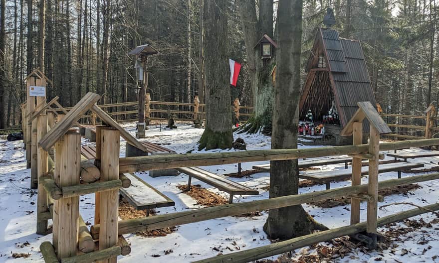 Las Groby. Kaplica św. Michała i mogiły konfederatów barskich.