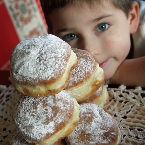 Dlaczego jemy pączki w tłusty czwartek? Historia, tradycja i kolorowanki dla dzieci