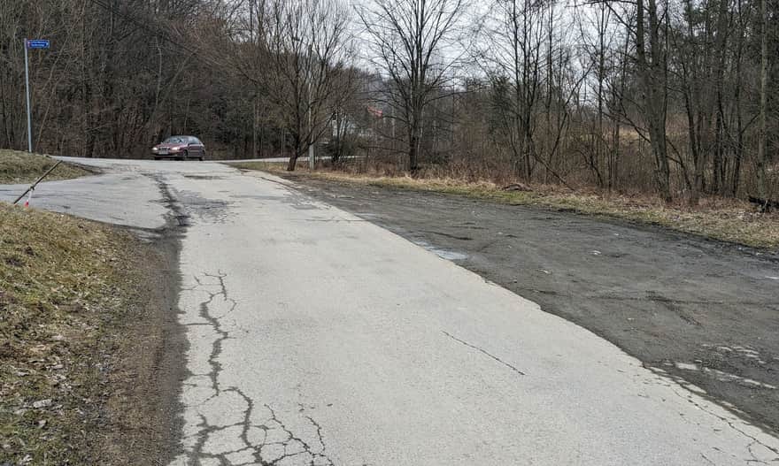 Skrzyżowanie ul. Górskiej i Raciborskiego w Harbutowicach - tu możemy zostawić samochód