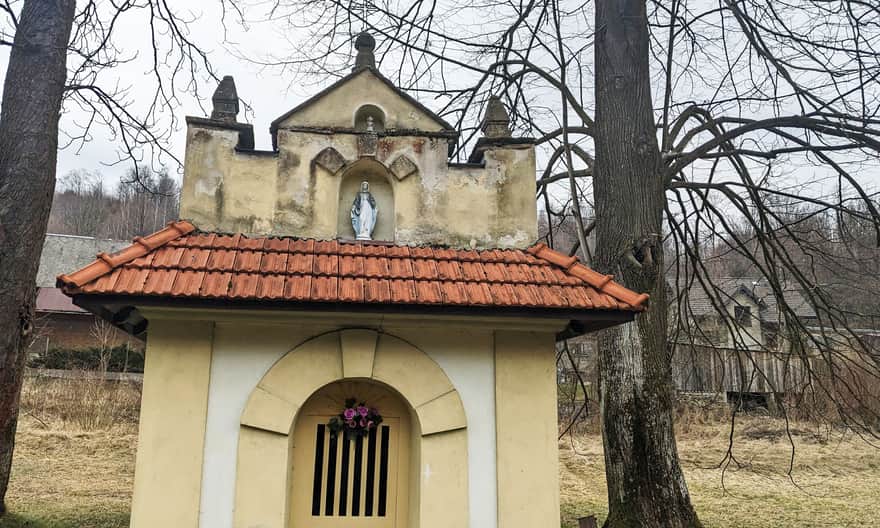 Kapliczka III upadku w Harbutowicach, tuż przy przystanku Harbutowice Bargłówka