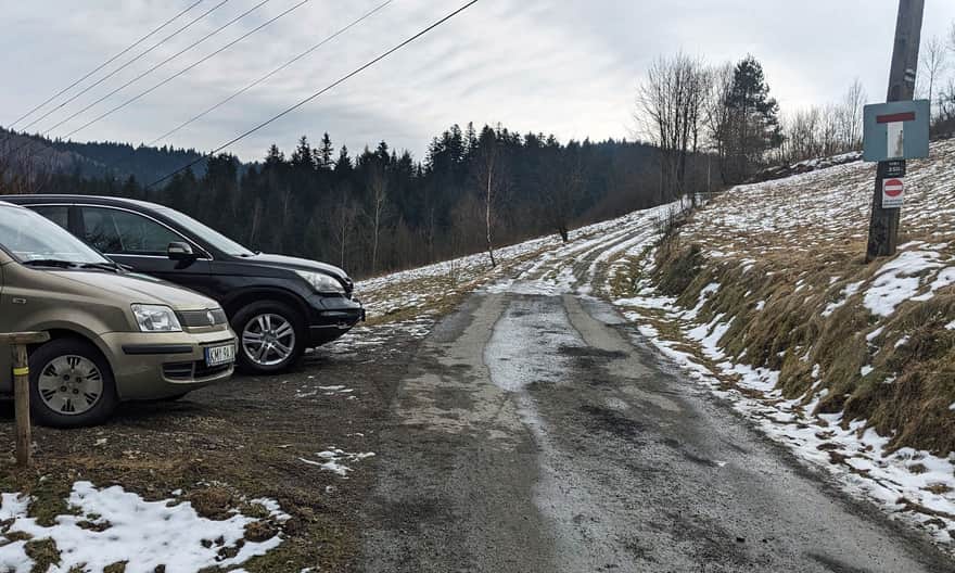 Koniec asfaltu i zakaz wjazdu na czarnym szlaku Harbutowice - Cisy Raciborskiego - Babica