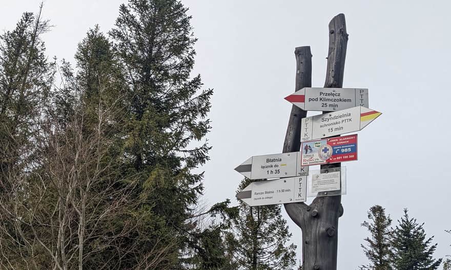 From Szyndzielnia to Błatnia: turn right at the black signs