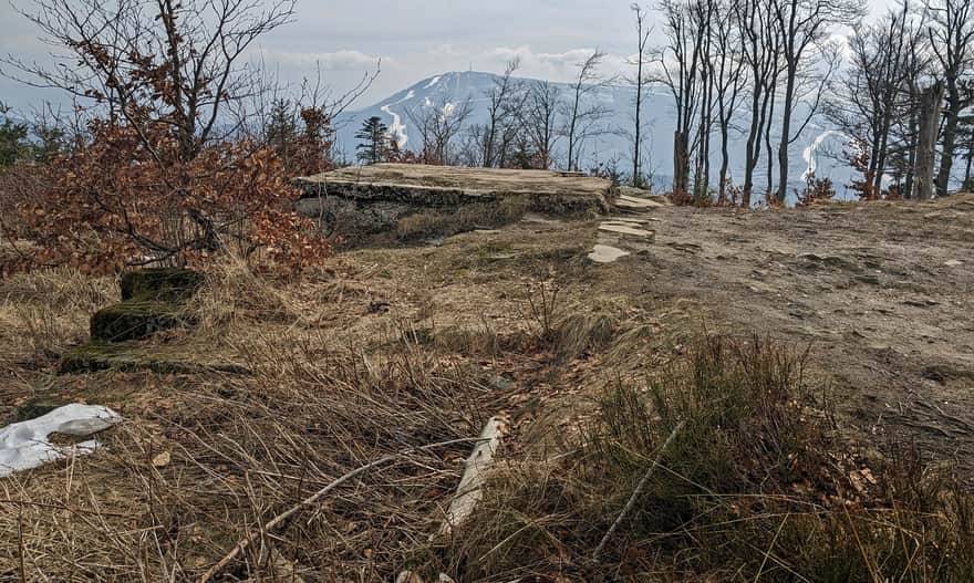 From Szyndzielnia to Błatnia: ruins of the shelter at Trzy Kopce and view of Skrzyczne