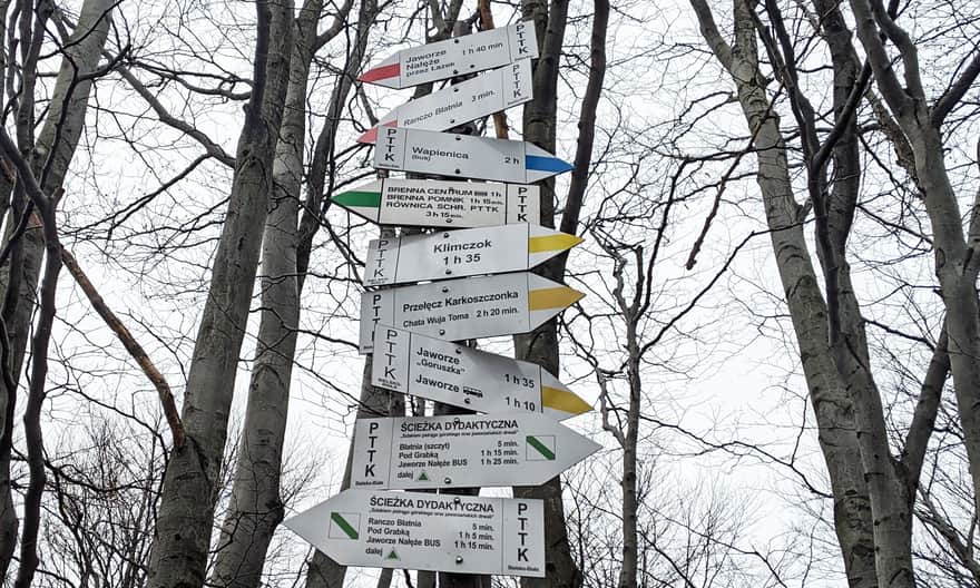 Trail junction at the PTTK Shelter at Błatnia