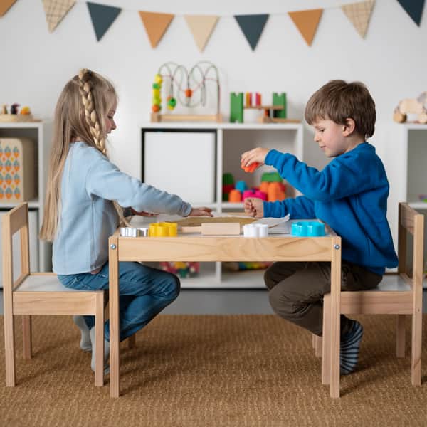 Stolik dla dzieci w duchu Montessori - klucz do samodzielnej nauki i zabawy