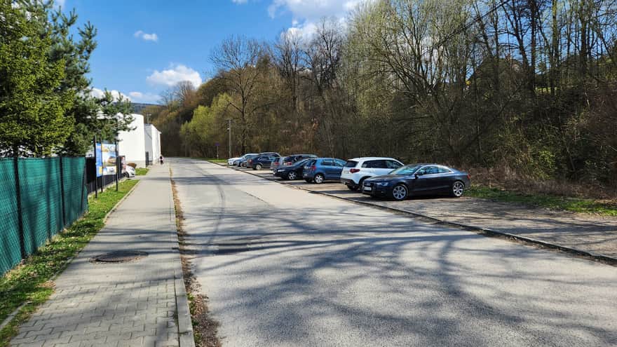 Parking przy ulicy ks. Józefa Sadzika, niedaleko zalewu w Sułkowicach