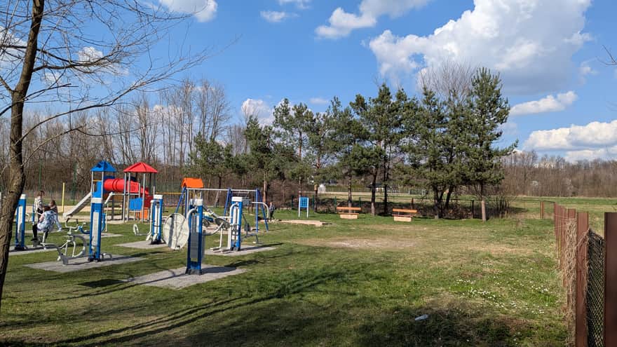 Plac zabaw dla dzieci niedaleko zalewu w Sułkowicach