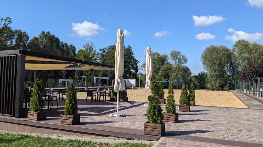 Sezonowy bar i boisko do siatkówki