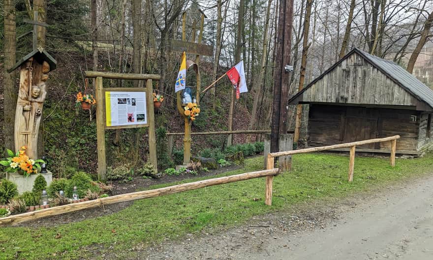Zabytkowa kuźnia w Rzykach Mydlarzach oraz pomnik i tablica papieska