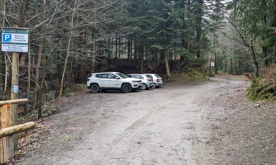 Parking przy Szlaku Białych Serc i czarnym szlaku na Leskowiec, Rzyki Mydlarze