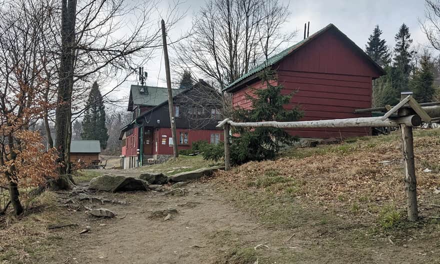 Schronisko PTTK Leskowiec na szczycie Gronia Jana Pawła II