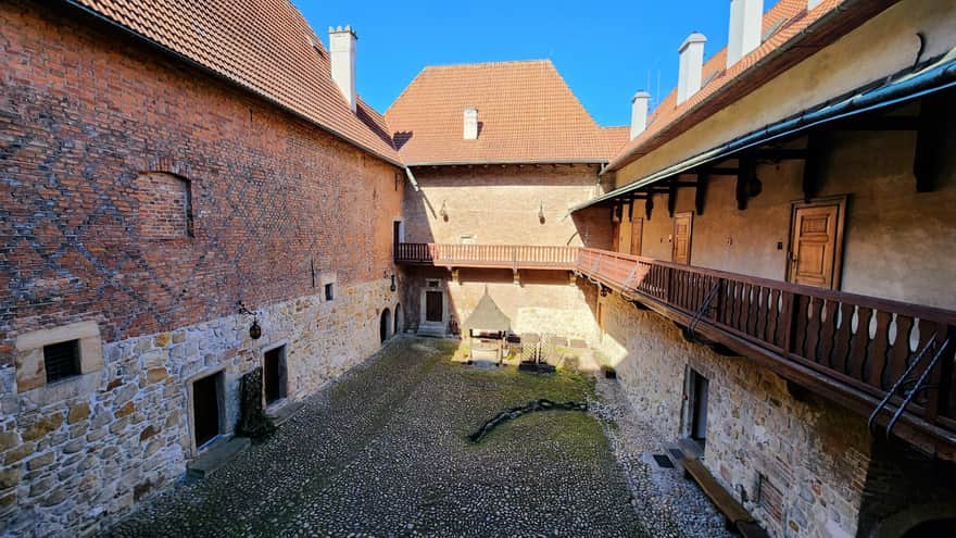 Dziedziniec, zamek w Dębnie