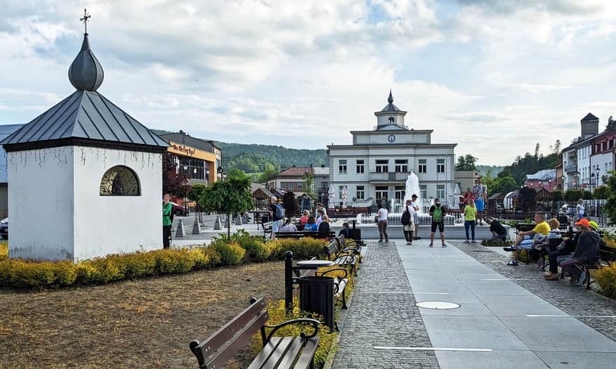 Rynek w Muszynie-Zdroju: kapliczka Jana Nepomucena, Ratusz i wieża Zamku Starostów