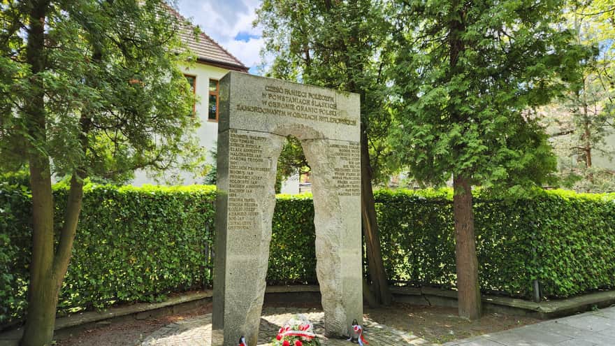 Pomnik, w tle dawna szkoła