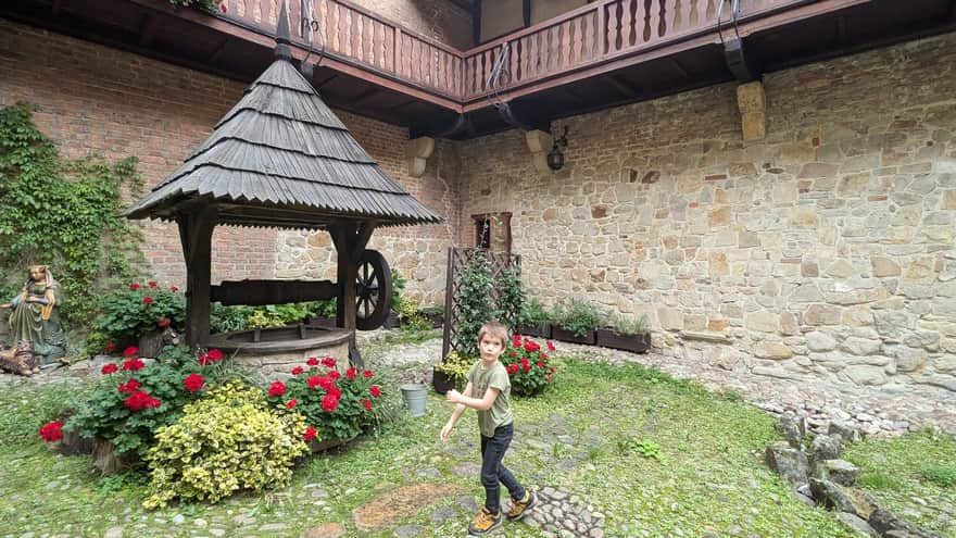 Dziedziniec, zamek w Dębnie