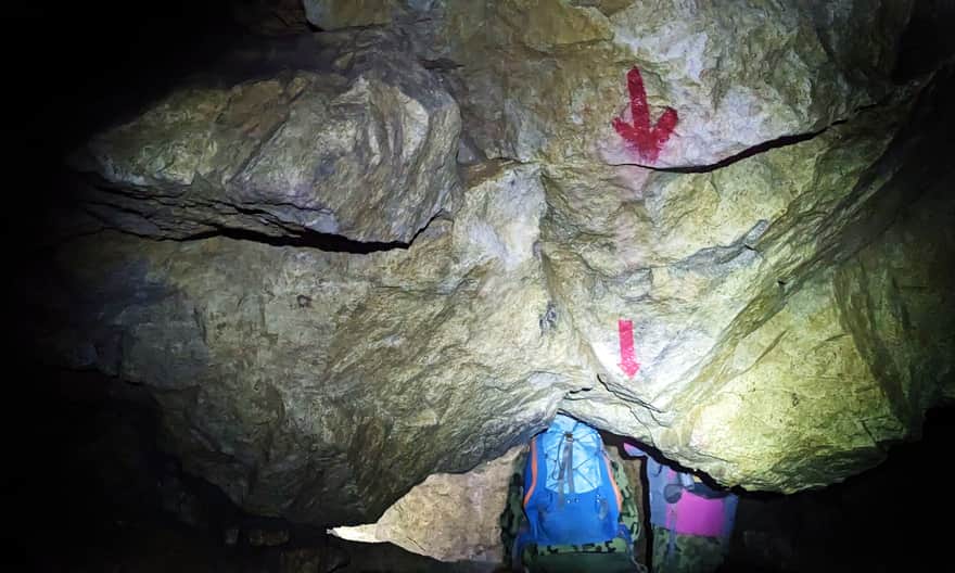 Mroźna Cave - arrows indicating the direction of passage