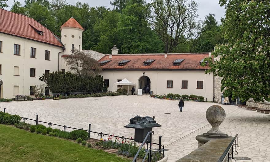 Zamek Pieskowa Skała - dziedziniec zamku dolnego