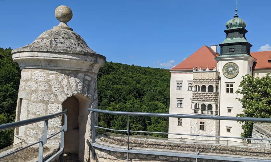 Zamek Pieskowa Skała - widok z tarasu na bastionie