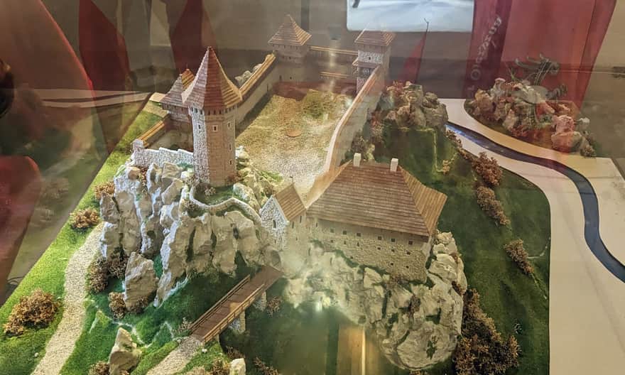 Zamek w Ojcowie - rekonstrukcja warowni w sali nad bramą