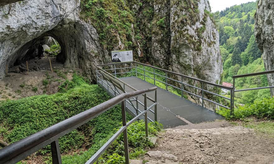 Rekonstrukcja obozowiska neandertalczyków i pomost widokowy przy Jaskini Ciemnej
