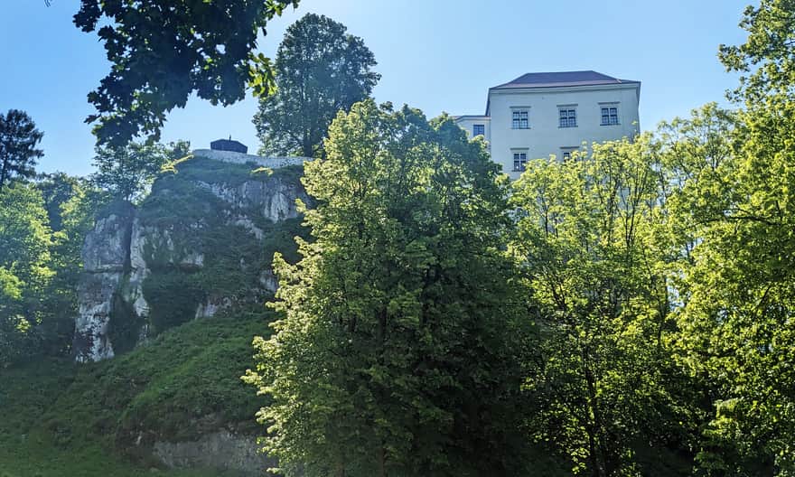 Zamek w Pieskowej Skale - owiana legendą o najwierniejszym przyjacielu Skała Dorotki 