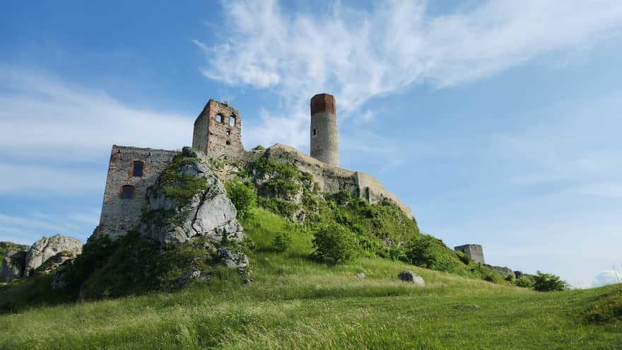 Widok na ruiny zamku Olsztyn ze ścieżki wokół zamku