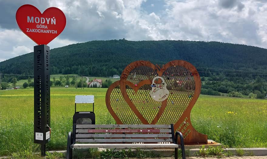 Modyń - Mountain of Lovers. Installation at the parking in Zalesie, photo by Michał Raś, Beskid guide