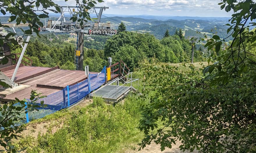 Upper station of Laskowa Ski just below the summit and observation tower on Kamionna