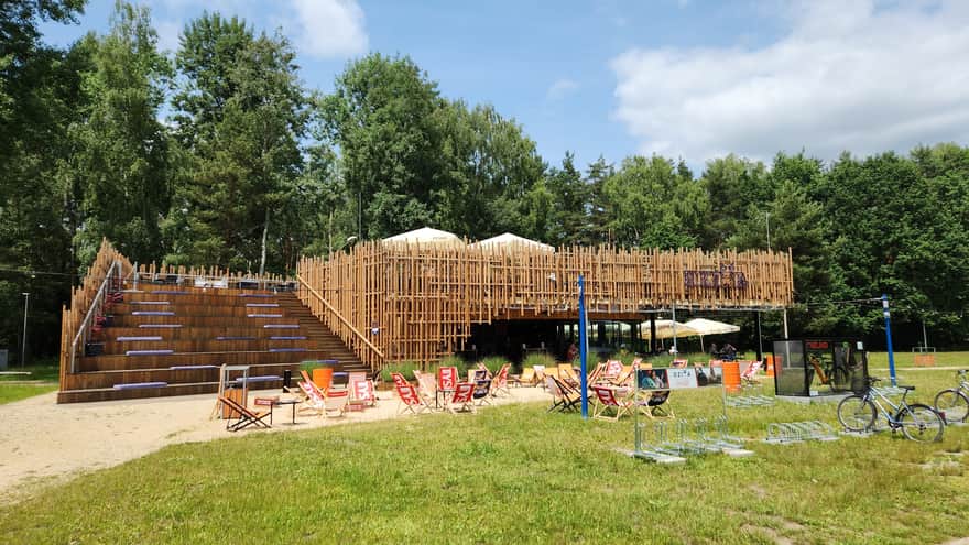 Dzika plaża nad jeziorem Paprocany