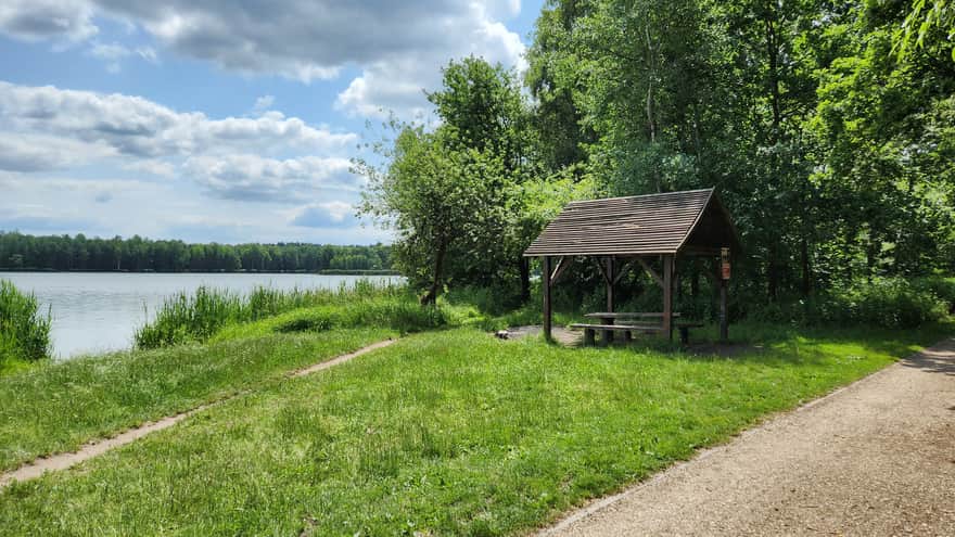 Zadaszone ławeczki nad jeziorem Paprocany w Tychach