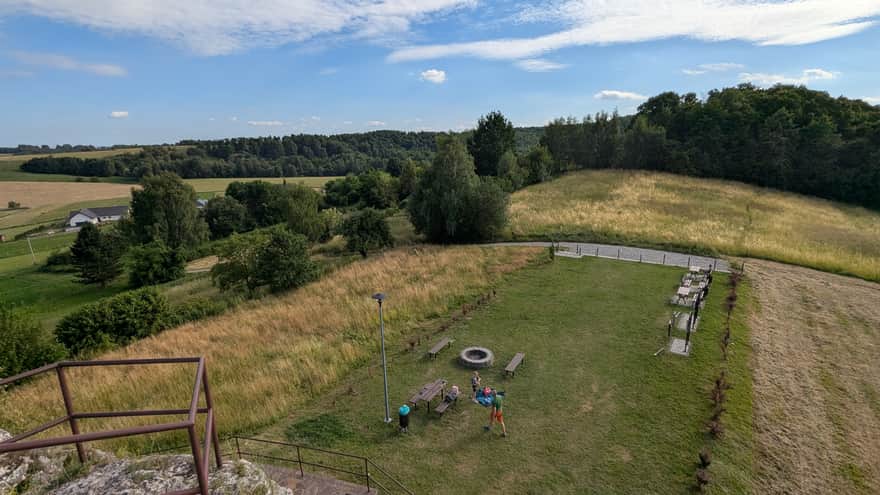 Skwer pod Skała z Krzyżem, Nielepice